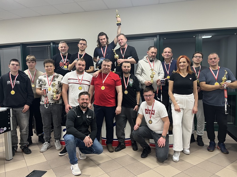 Zdjęcie przedstawia uczestników i zwycięzców Mistrzostw w Piłakrzyki